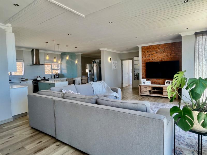 4 Bedroom Property for Sale in Hartenbos Heuwels Western Cape